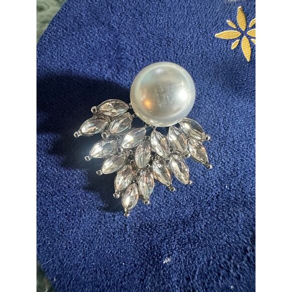 Pearl Crystal Cluster Stud Earrings Silver Tone Nickel Free - Picture 4 of 4